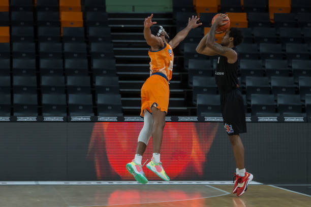 的加盟下 的加盟下